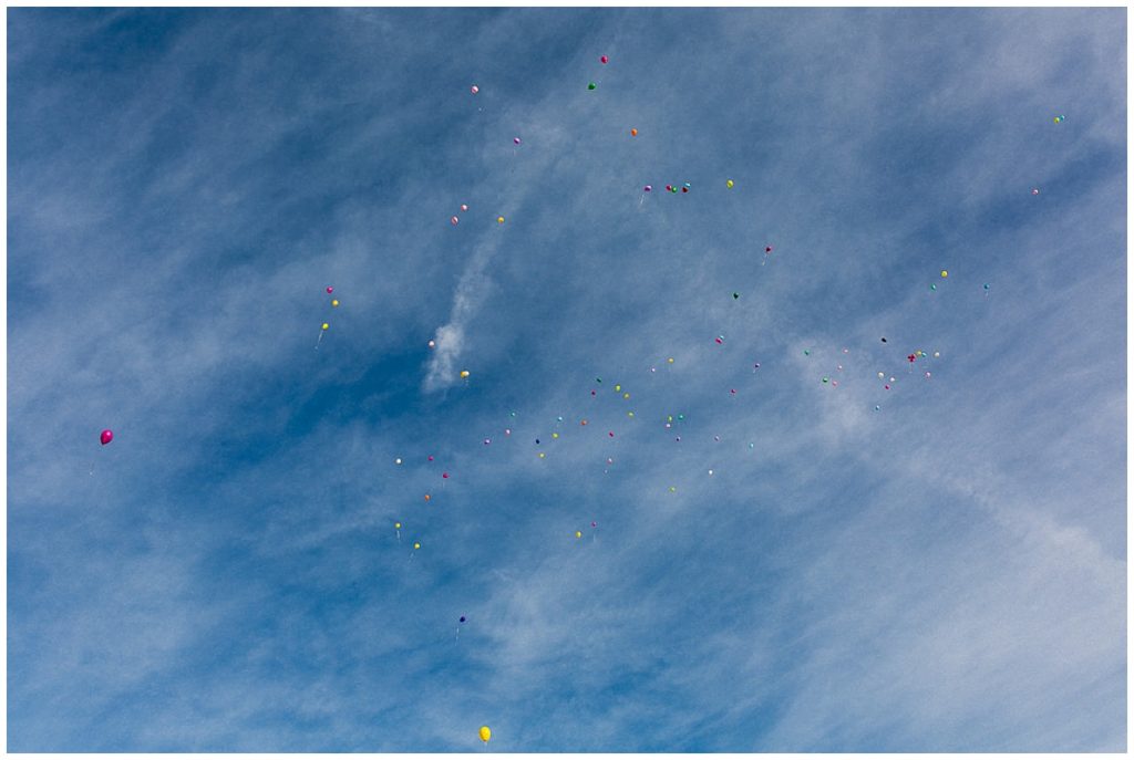 ballons dans le ciel bleu