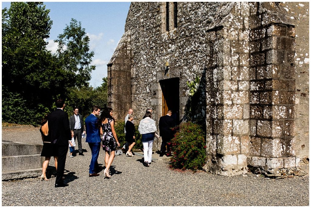 entrée d'église à un mariage dans la manche