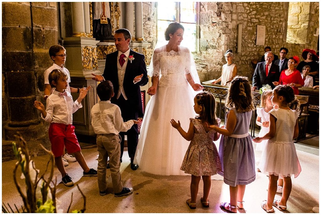 prière dans l'église avec les enfants