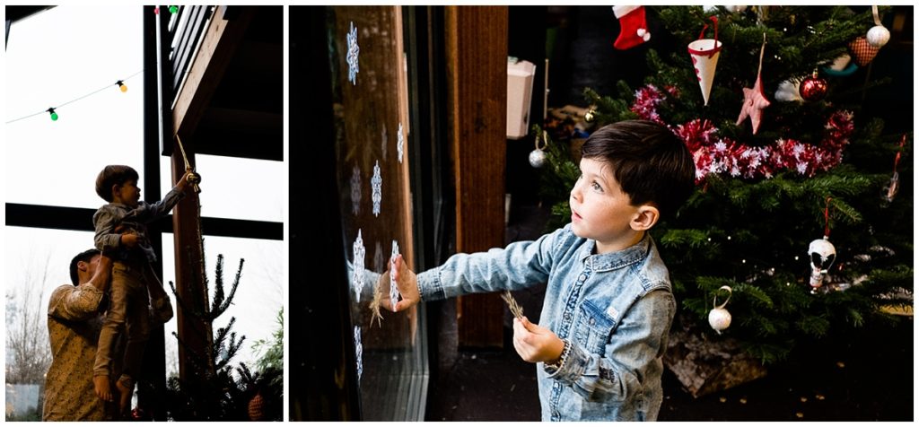 une séance photos des préparatifs de Noël, décorer le sapin de Noël en famille photographié par Audrey GUYON photographe famille Manche