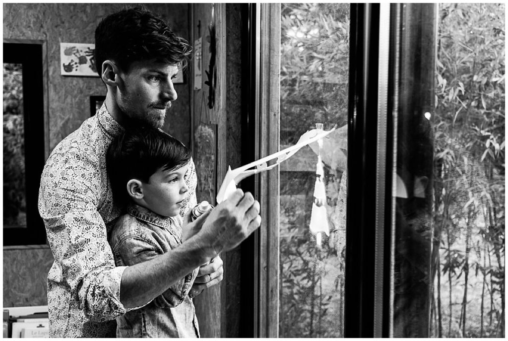 un papa et son fils qui préparent Noël photographiés par Audrey GUYON photographe famille en normandie