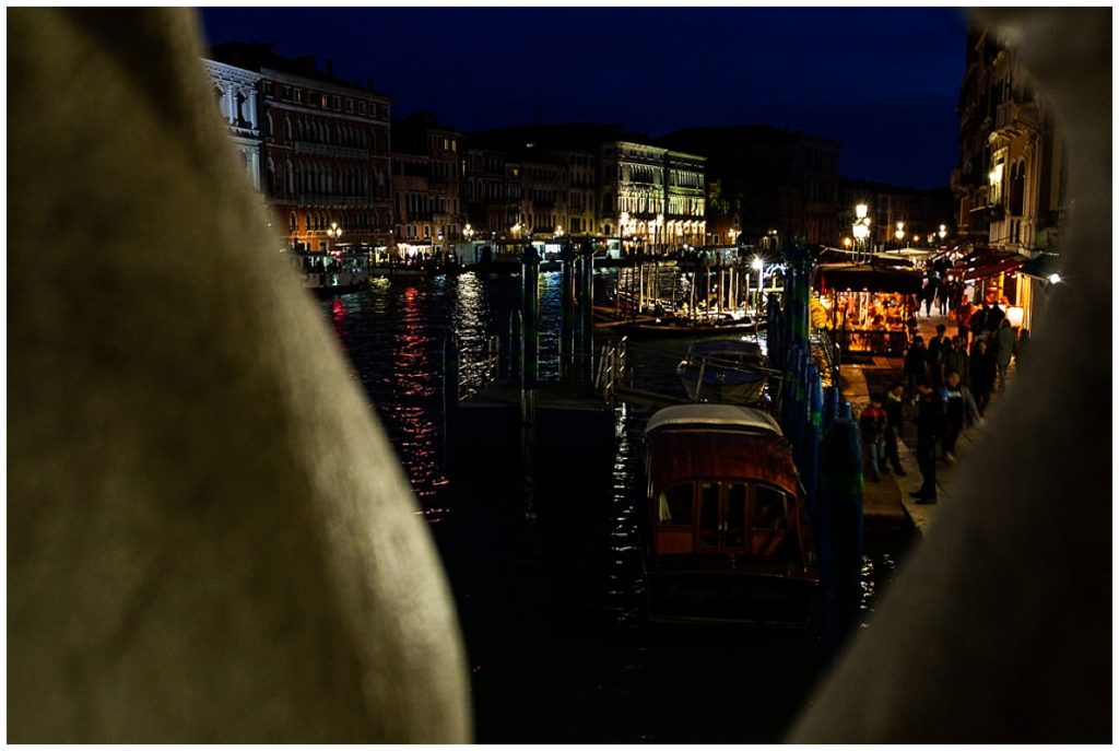 photos de nuit à venise sur le pont du rialto, audrey guyon photographe venise