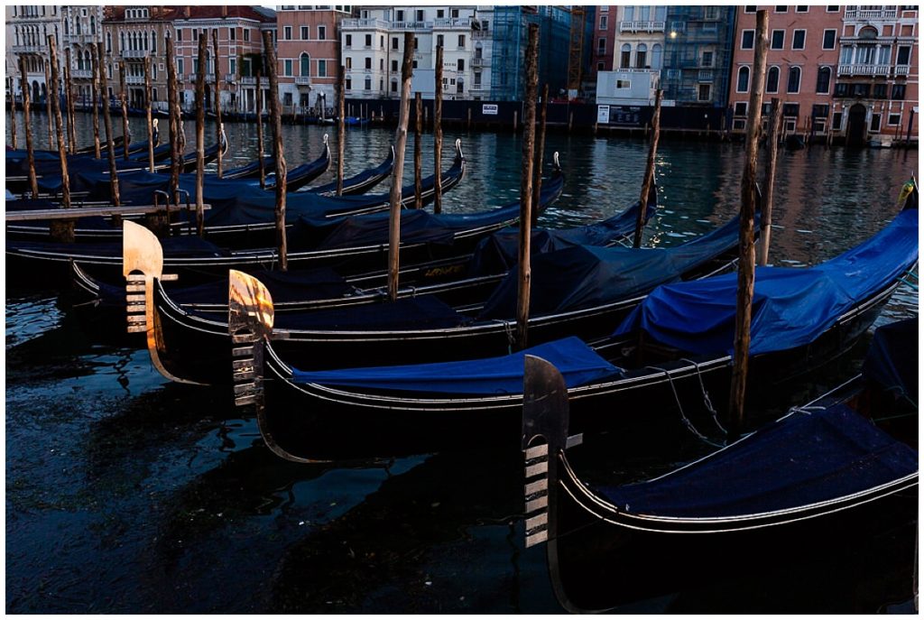 gondoles à venise au lever du soleil