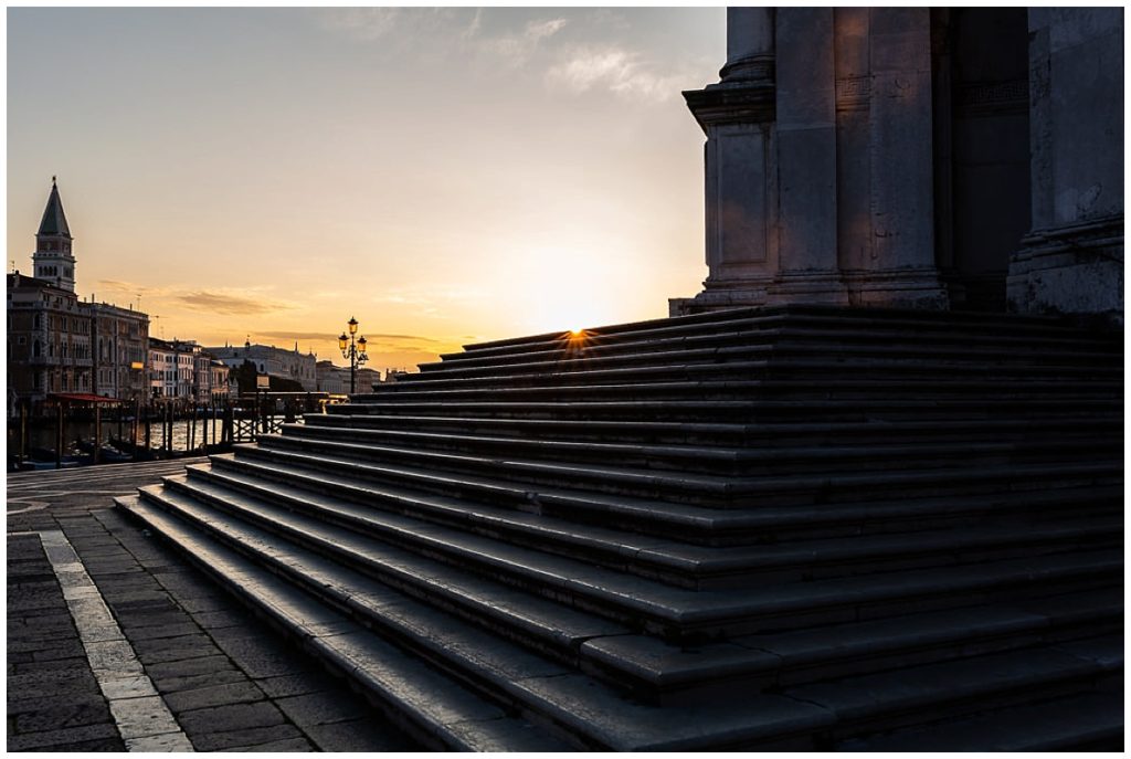 lever du soleil sur les marches de santa lucia à venise