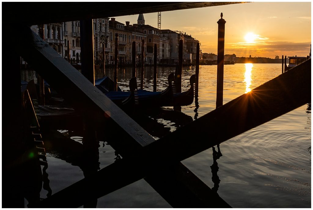 lever du soleil sur les gondoles à venise