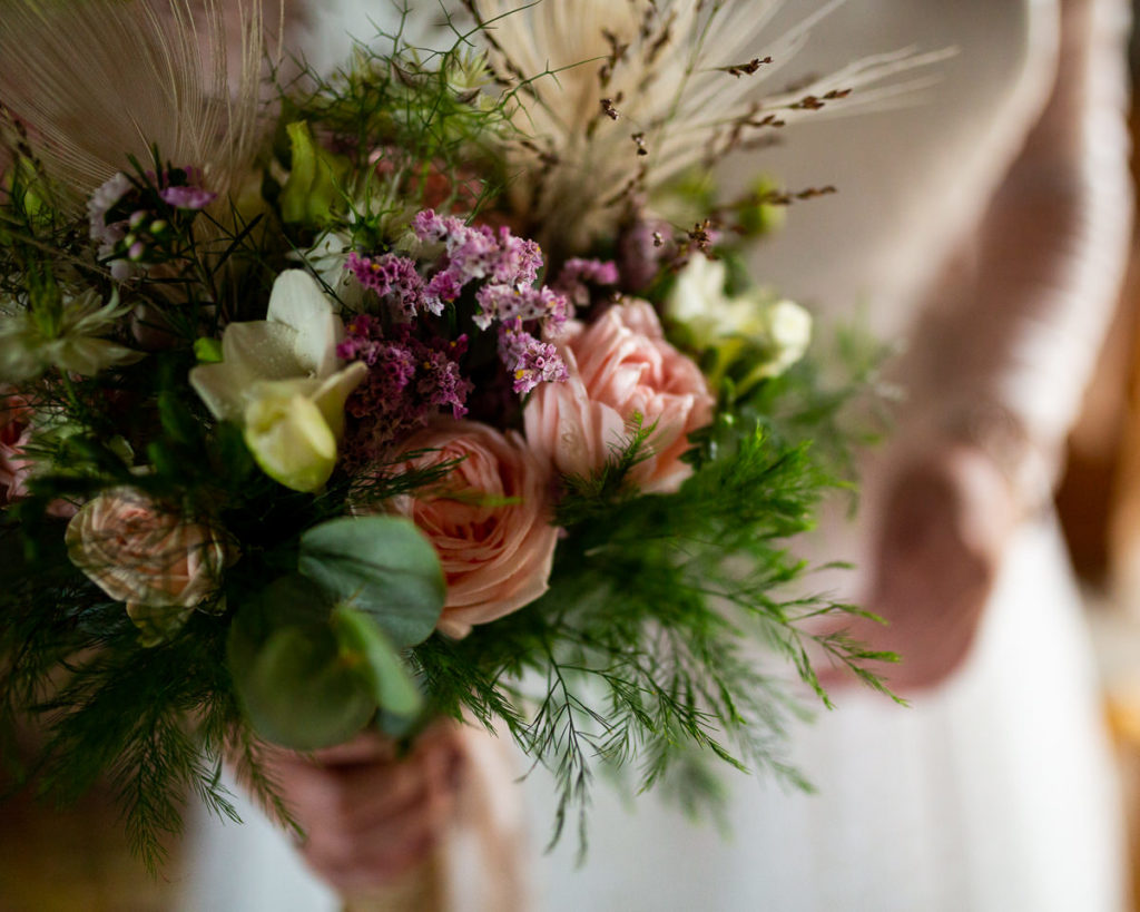 bouquet de mariée au freelensing audrey guyon photographe mariage normandie