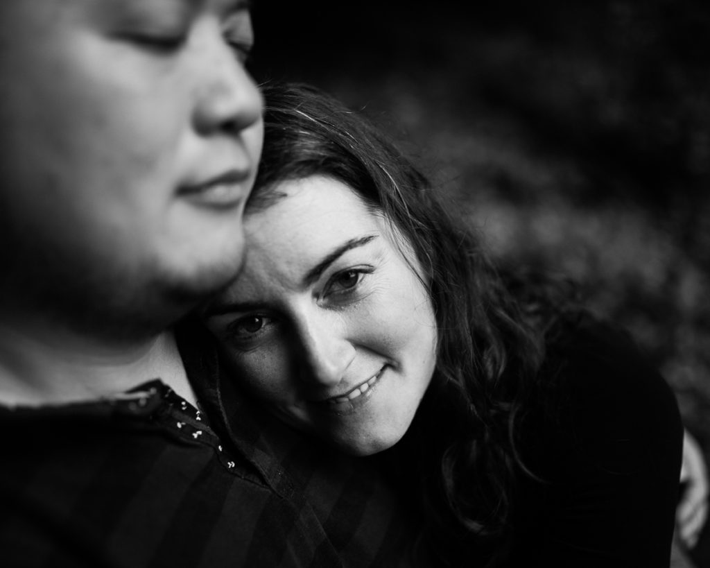 photo de couple en noir et blanc audrey guyon photographe normandie