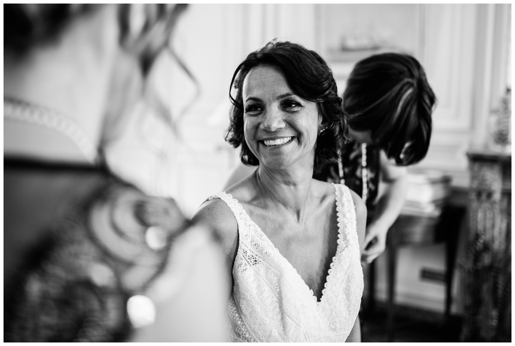 mariée qui sourit à sa témoin au chateau de courtomer, audrey guyon photographe mariage normandie