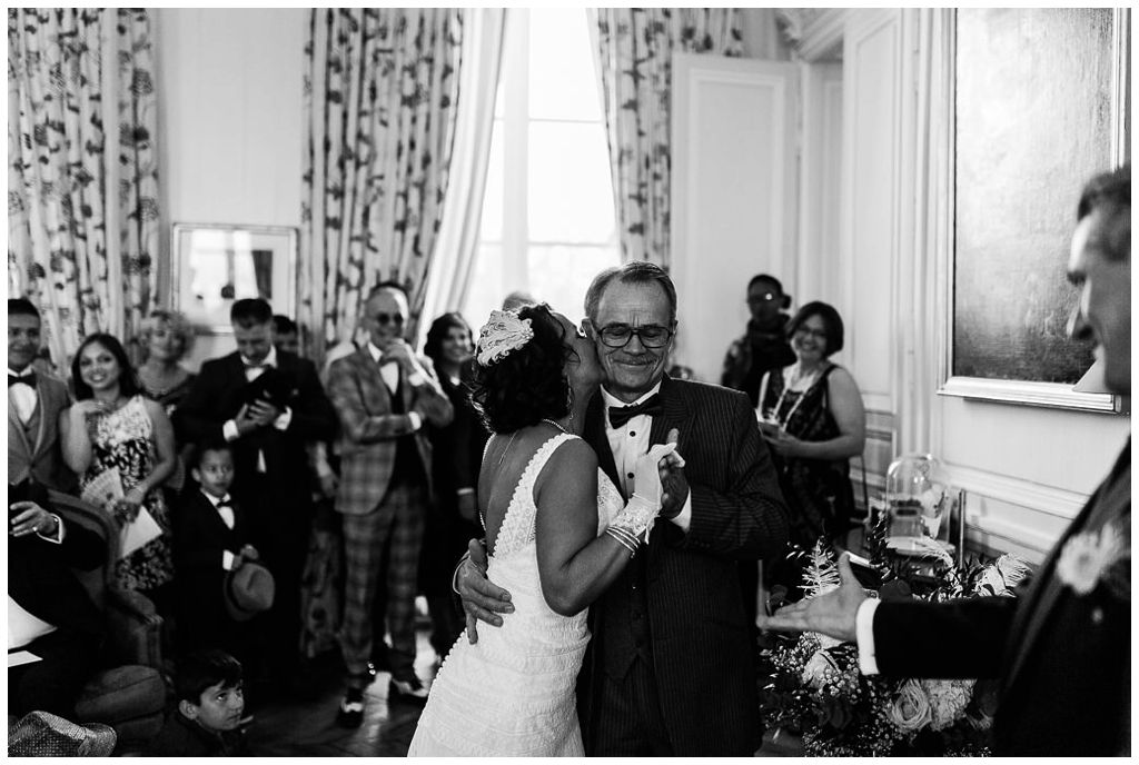 mariée qui embrasse son père, mariage au chateau de courtomer par audrey guyon, photographe mariage normandie