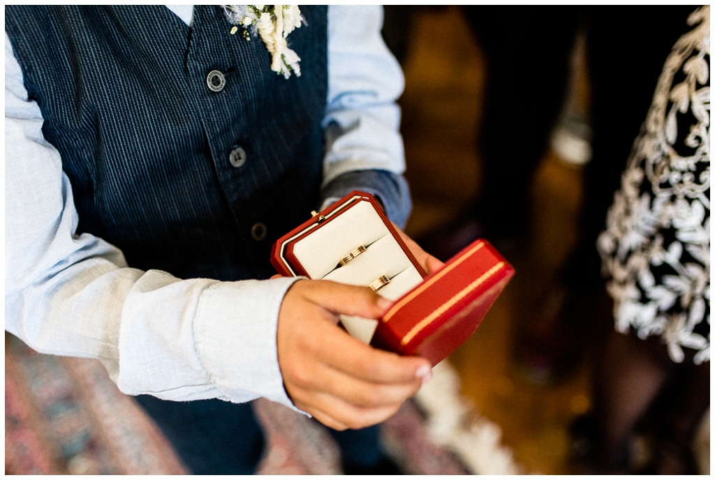 enfant qui apporte les alliances à un mariage rétro au chateau de courtomer, audrey guyon photographe mariage normandie