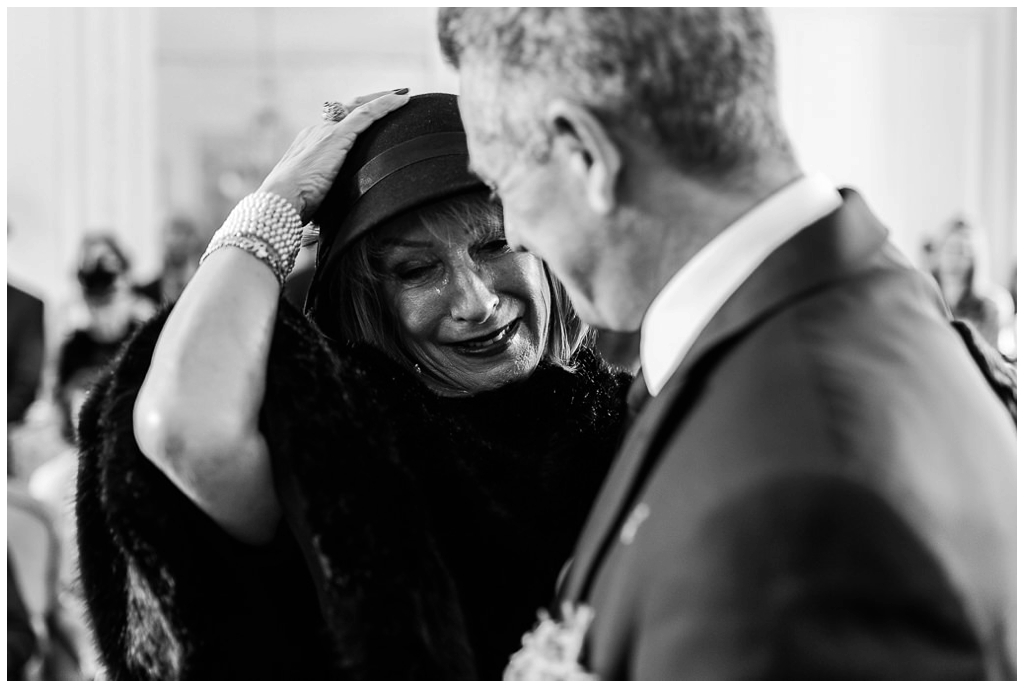 maman qui pleure au mariage de son fils