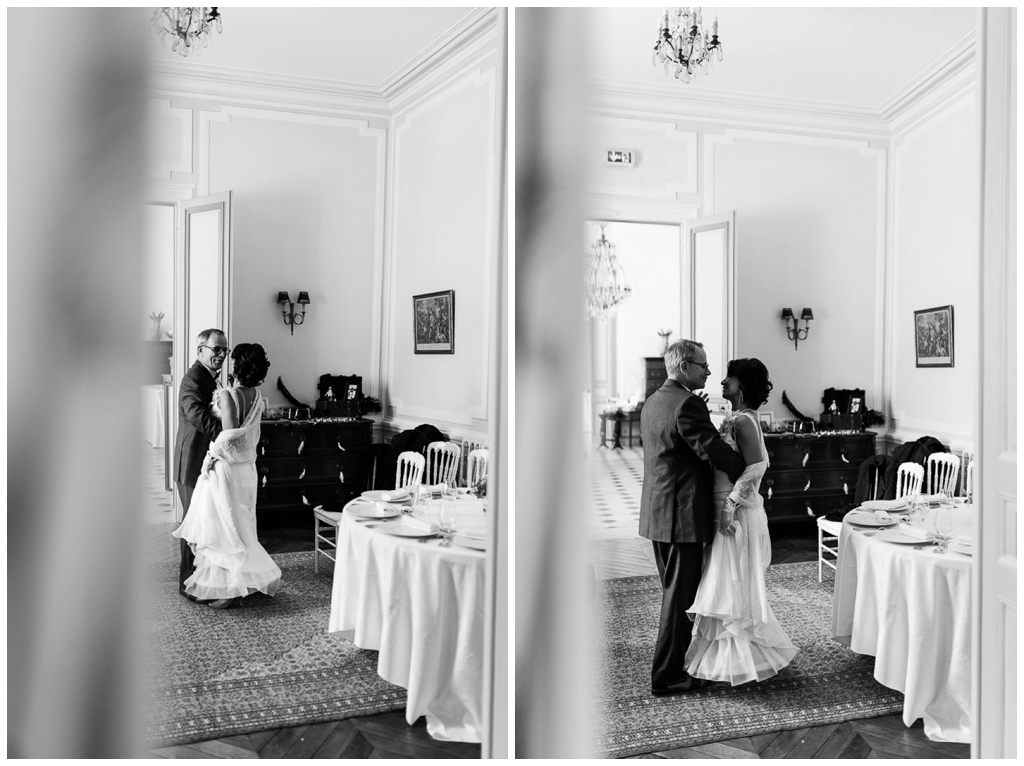 mariée qui arrive en dansant au bras de son père, audrey guyon photographe mariage normandie