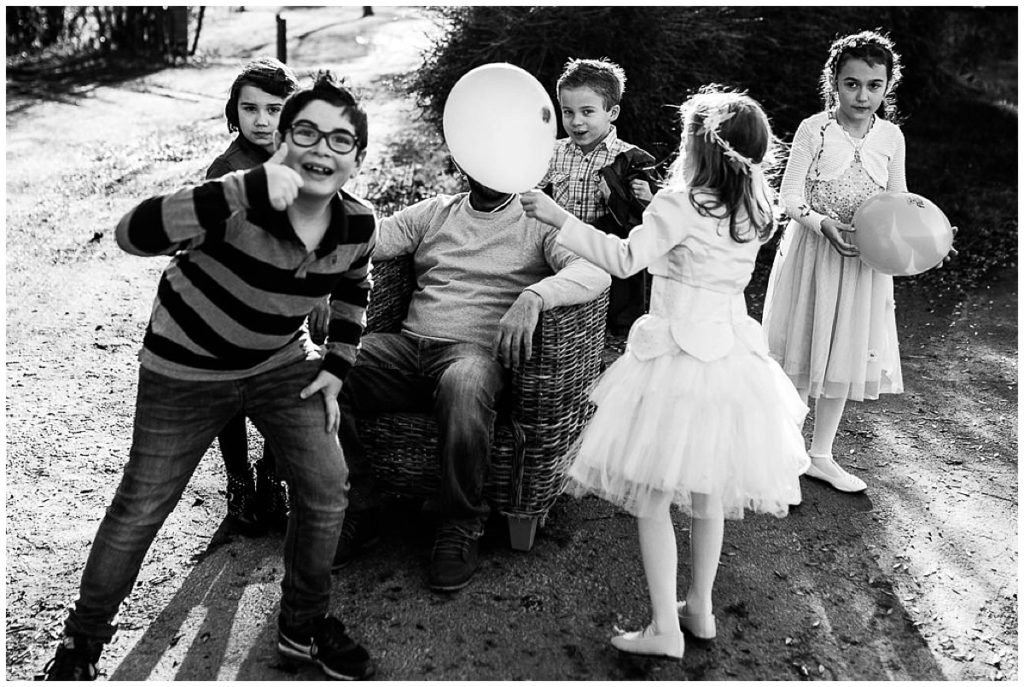 enfants qui jouent lors d'un mariage d'hiver en normandie, audrey guyon photographe mariage