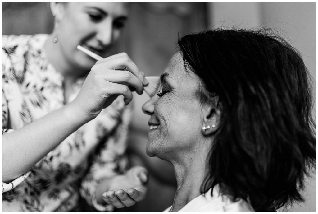 maquillage de la mariée au chateau de courtomer, audrey guyon photographe mariage