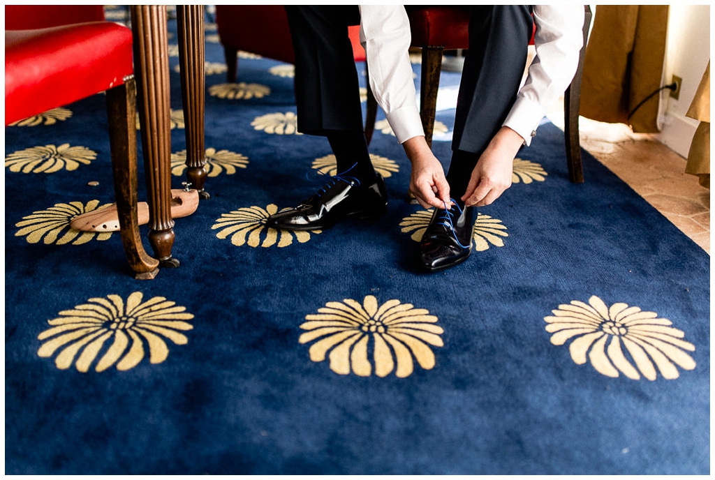 marié qui met ses chaussures au chateau de courtomer, audrey guyon photographe mariage normandie