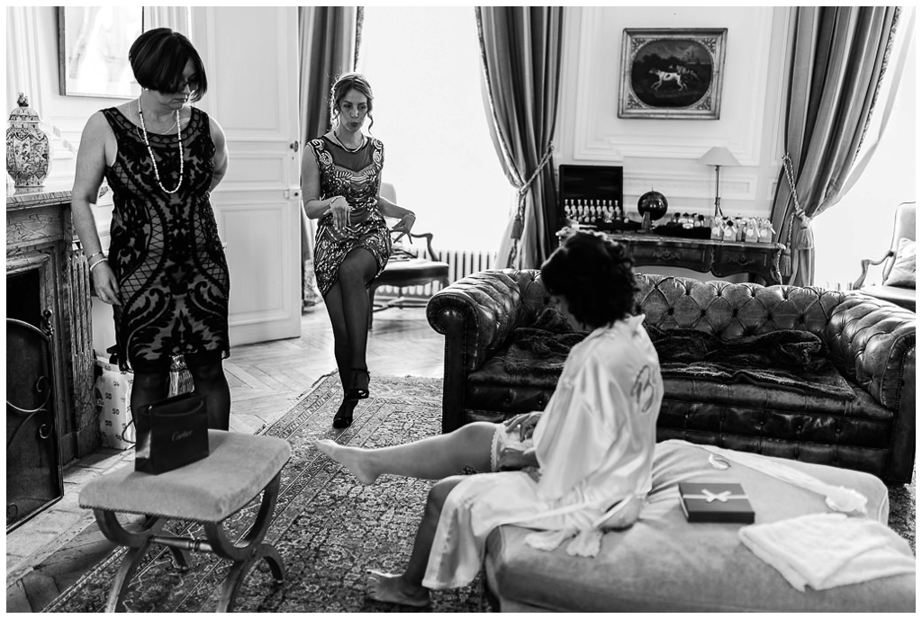 mariée et ses témoins au chateau de courtomer, audrey guyon photographe mariage normandie