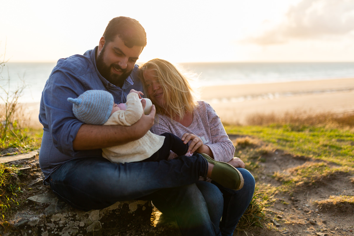 parents qui donnent le biberon à leur bébé, séance famille barneville carteret, audrey guyon photographe