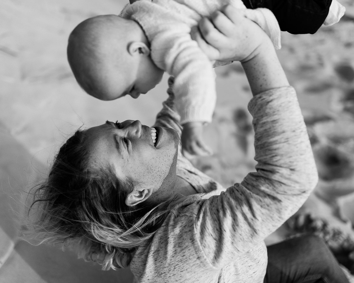 maman qui fait voler son bébé, séance famille barneville carteret