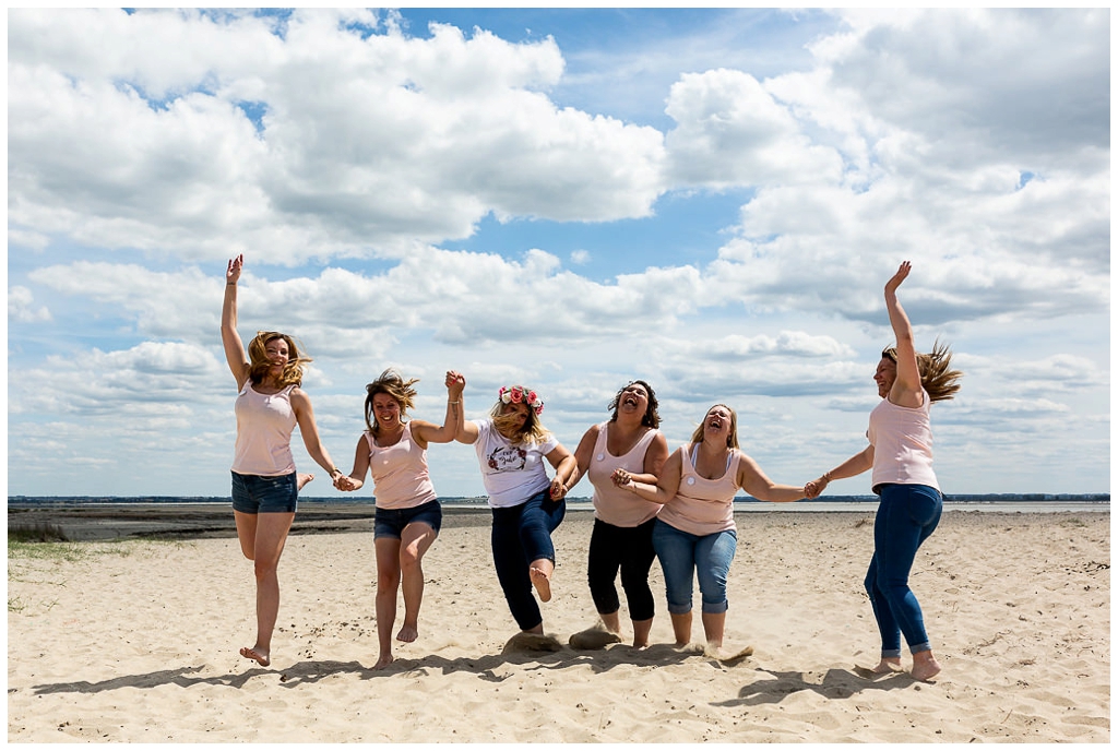 saut evjf sur une plage de la manche en normandie, evjf mont saint michel