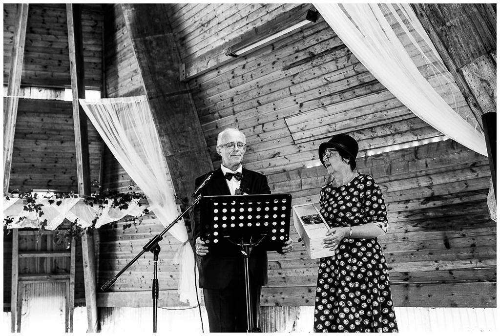 cérémonie laique d'un mariage d'automne au domaine de la guérie en normandie photographié par audrey guyon photographe mariage en normandie