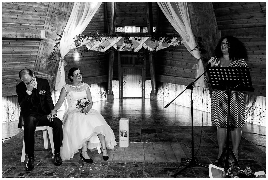 mariés émus lors de leur cérémonie au domaine de la guérie en normandie. Audrey GUYON, photographe mariage normandie.