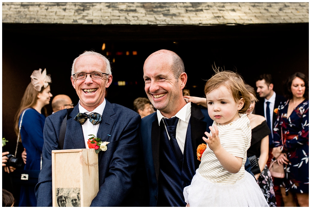 deux papas des mariés qui sortent de la cérémonie avec le sourire. Audrey GUYON, photographe mariage normandie