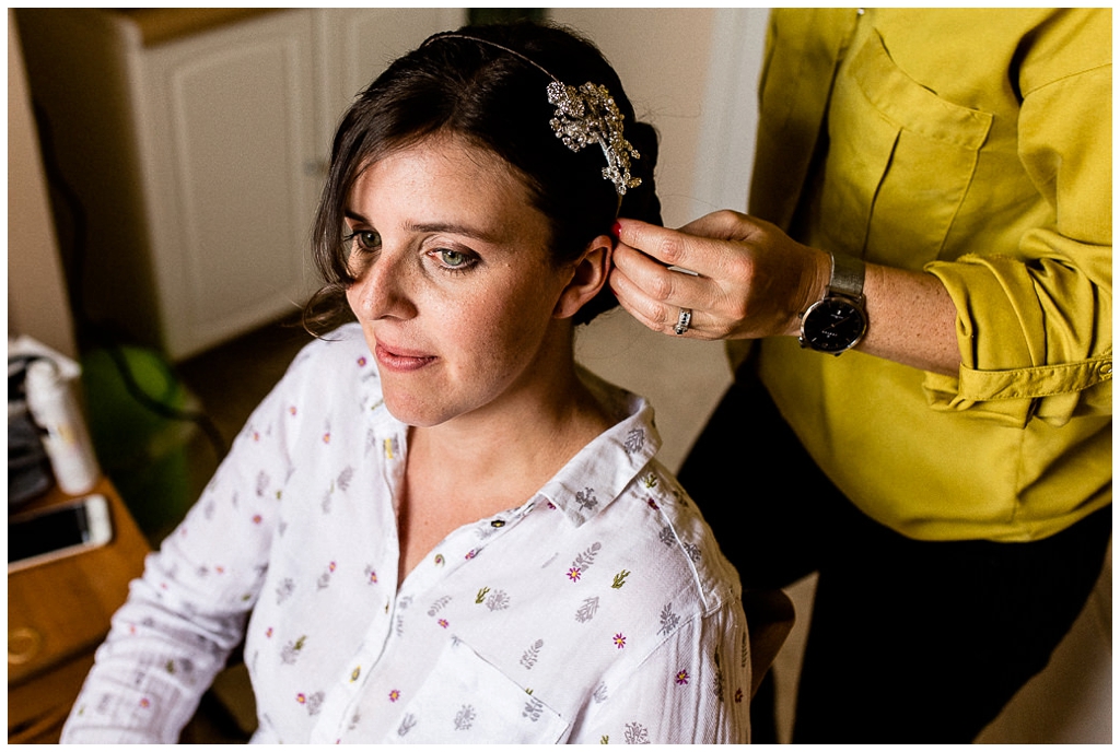 mariée qui se fait coiffer, audrey guyon photographe mariage normandie