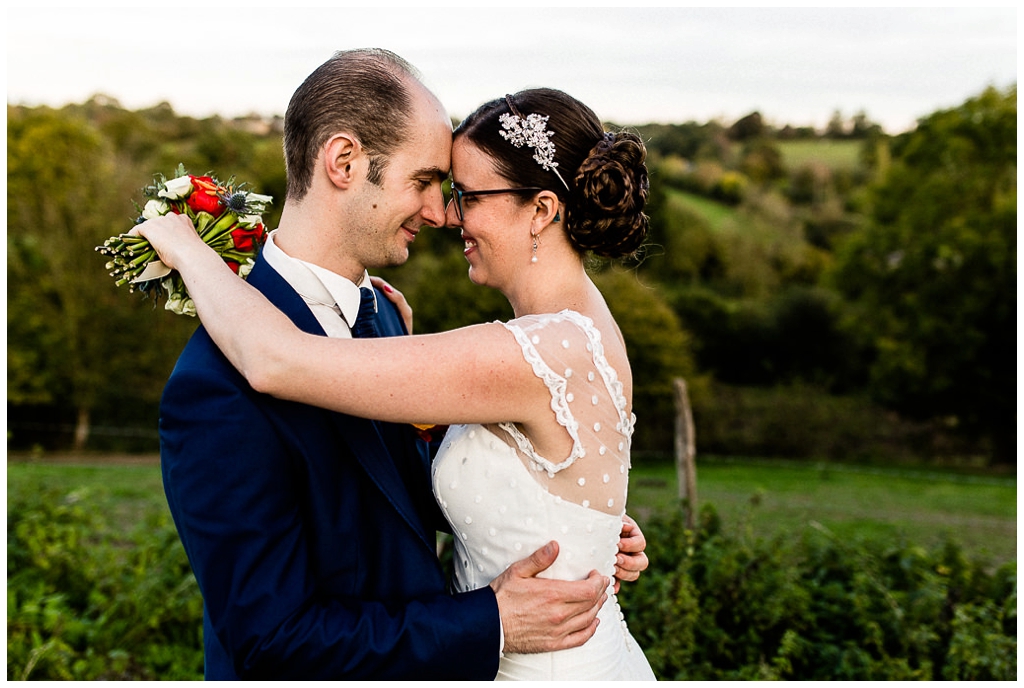 couple mariés mariage d'automne en normandie, au domaine de la guérie