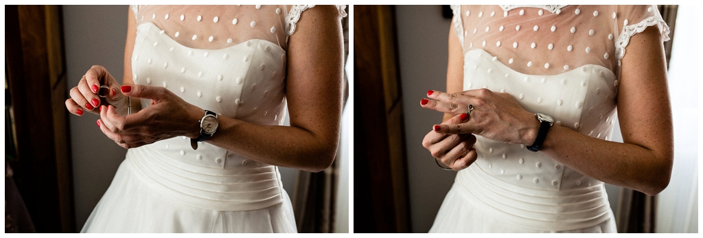 future mariée qui met sa bague de fiançailles, audrey guyon photographe mariage normandie