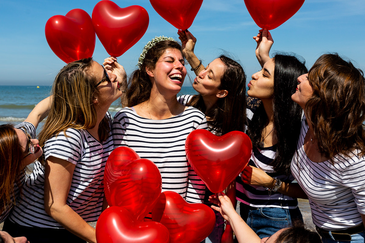 groupe evjf avec des ballons coeur