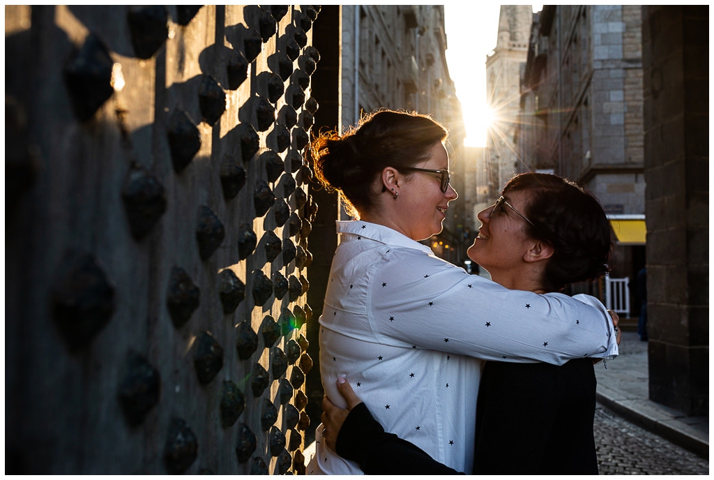 deux femmes qui s'aiment intra muros saint malo, photographe couple à saint Malo