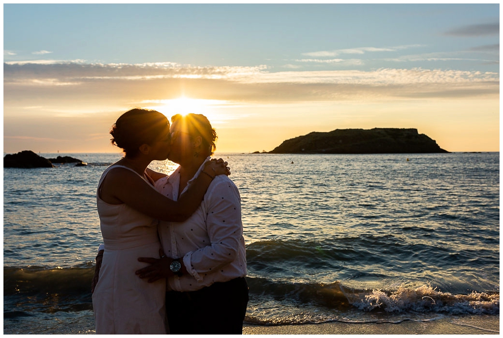 femmes qui s'embrassent au coucher du soleil à saint malo, photographe couple à saint Malo