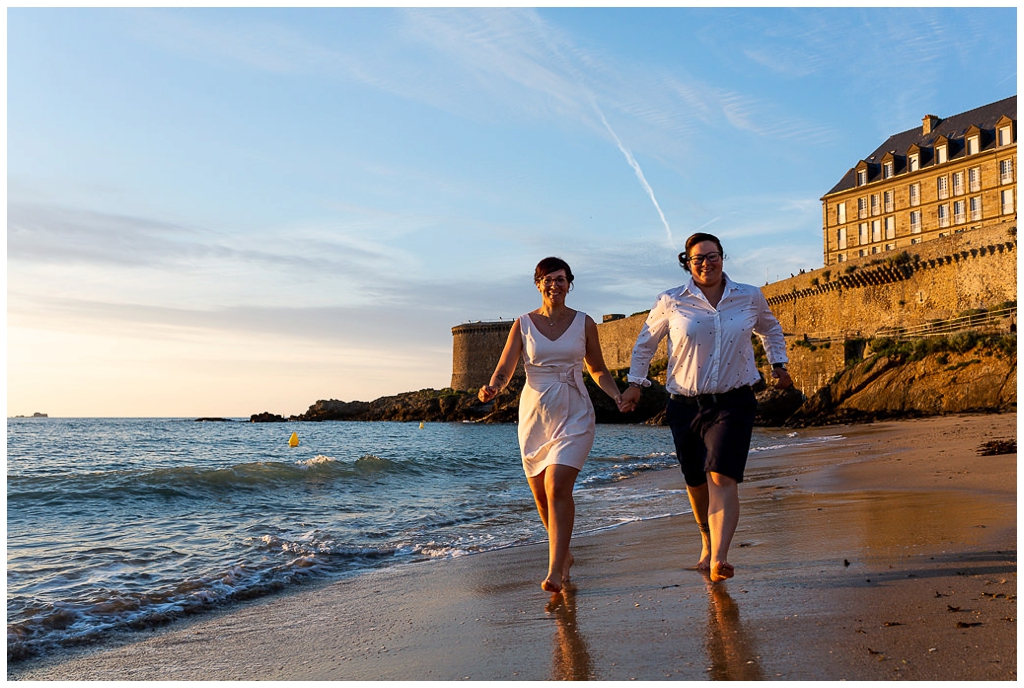 deux femmes qui courent main dans la main sur la plage de saint malo, photographe couple à saint Malo