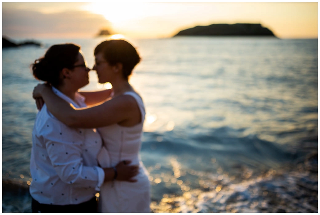 deux femmes photographiées au freelensing par audrey guyon, photographe couple lesbien en bretagne