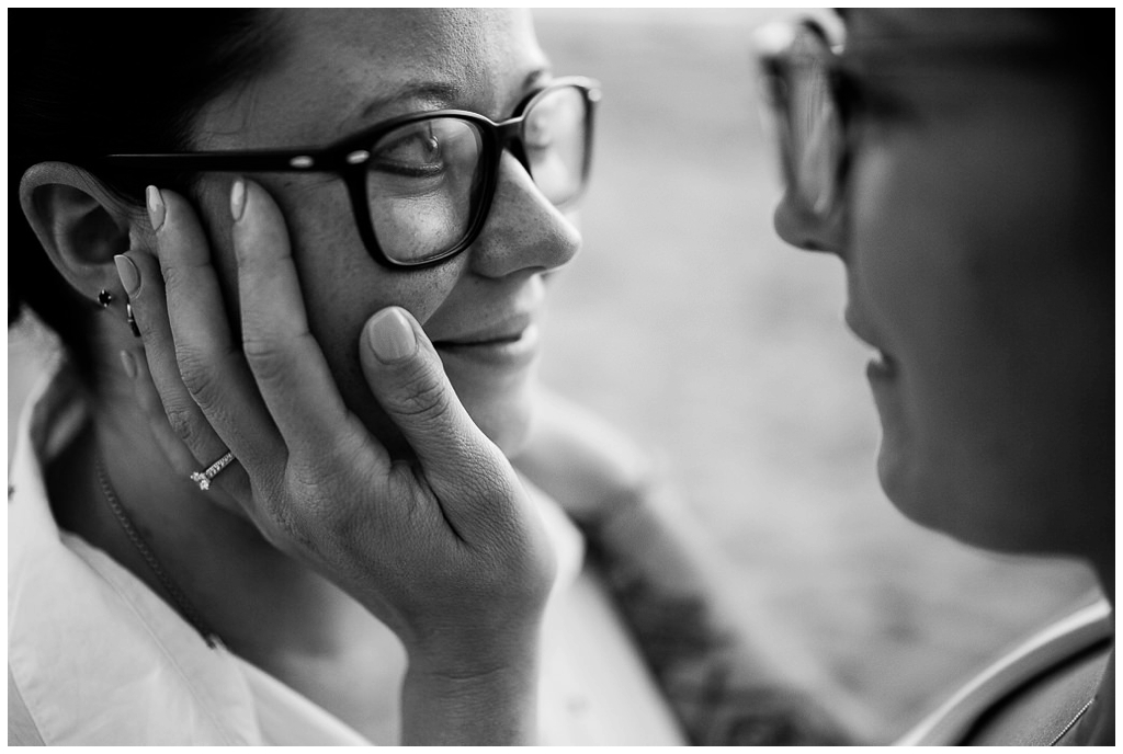 regard de femmes qui s'aiment, photographe couple à saint Malo