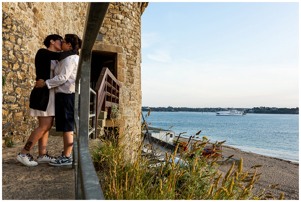 femmes qui s'embrassent à saint malo, photographe couple à saint Malo Bretagne