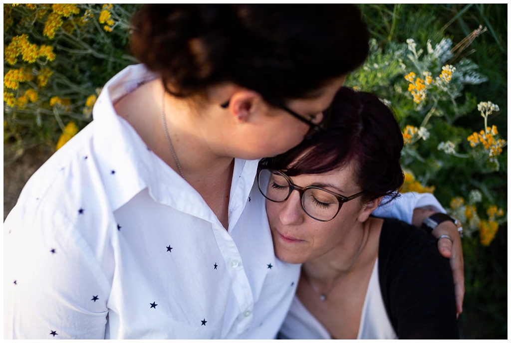 photo d'un couple de femmes à saint malo, audrey guyon, photographe couple à saint Malo