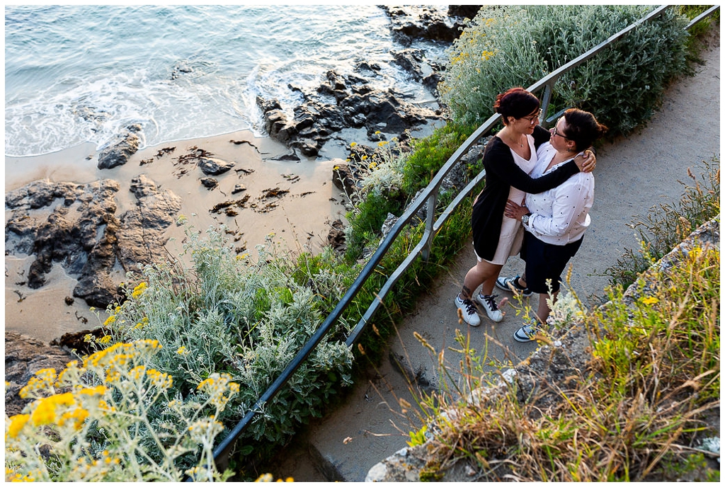 couple femmes au bord de la plage à saint malo, photographe couple à saint Malo Bretagne