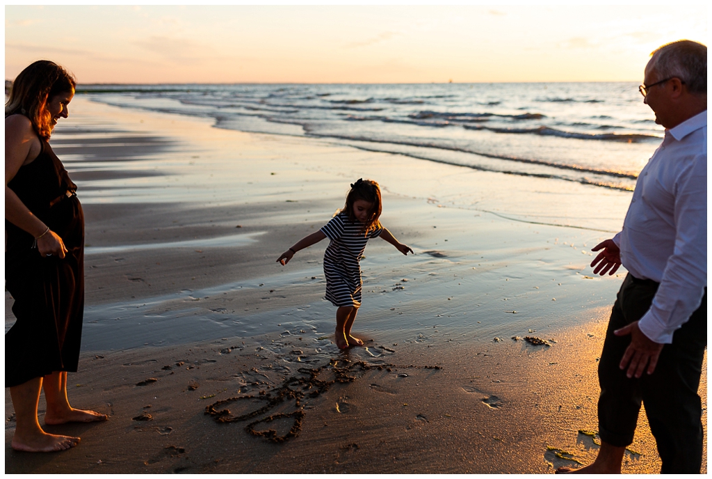 demande en mariage sur la plage de cabourg. Audrey GUYON, photographe mariage et famille en normandie