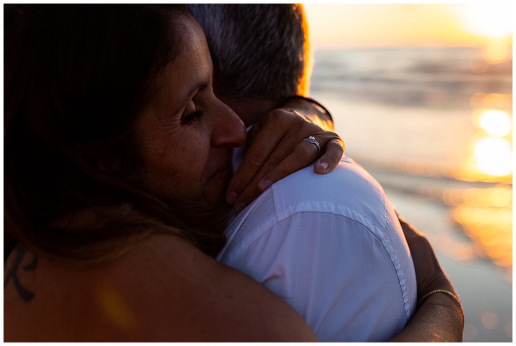 photo de couple qui vient de se fiancer