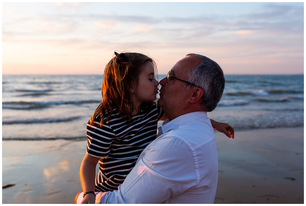 un papa et sa fille qui se font un bisou