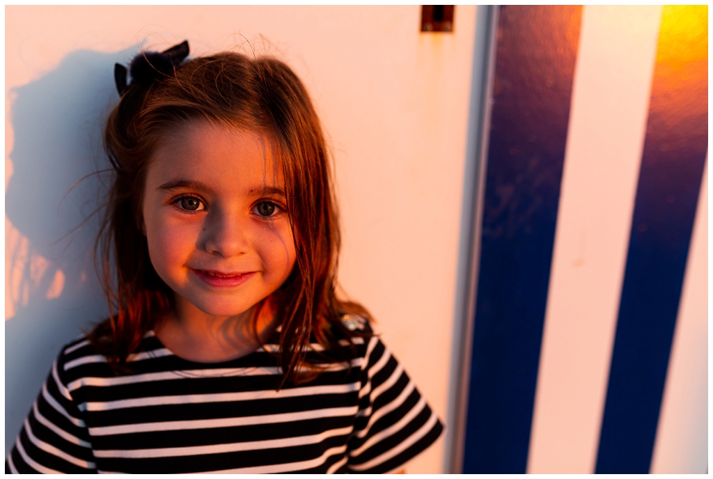 portrait de petite fille à la golden hour. Audrey GUYON photographe famille normandie.