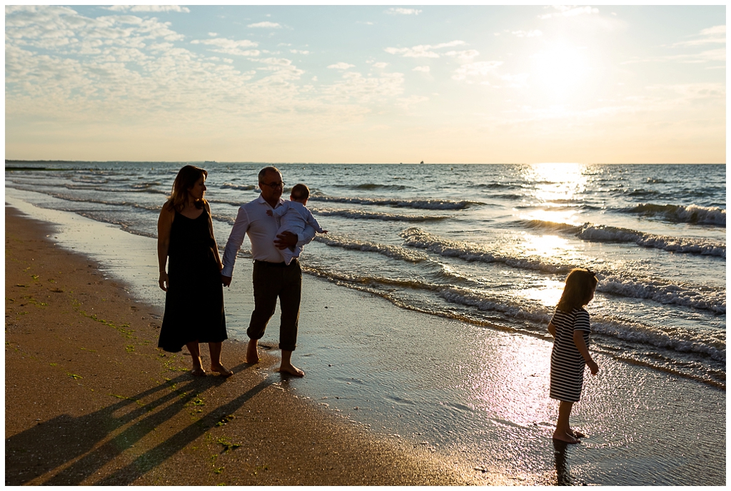 famille qui se promène que la plage de cabourg en normandie, audrey guyon photographe famille cabourg