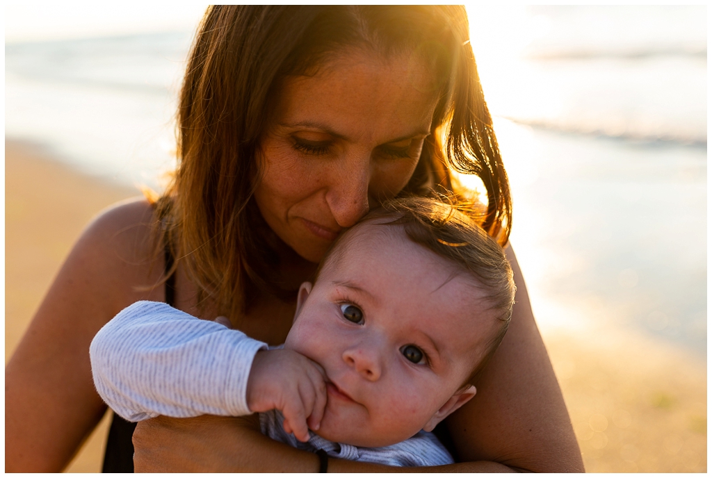 maman qui fait un calin à son bébé