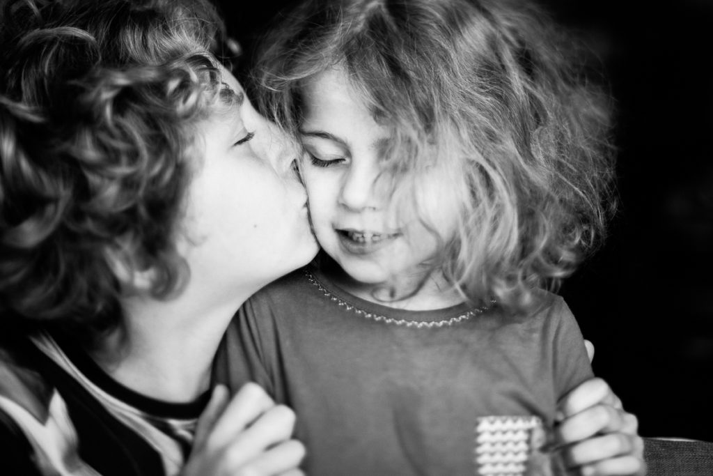 un frère et sa soeur autiste, audrey guyon photographe du handicap