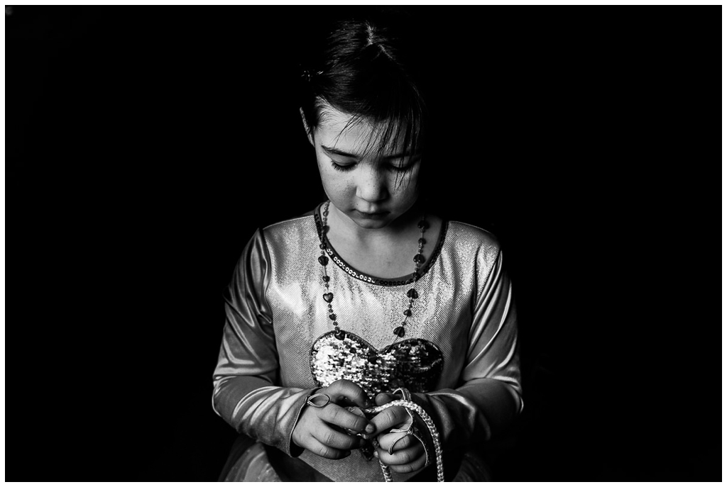 petite fille qui joue avec son collier