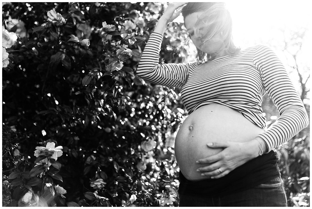 photo de grossesse en noir et blanc par audrey guyon, photographe en normandie