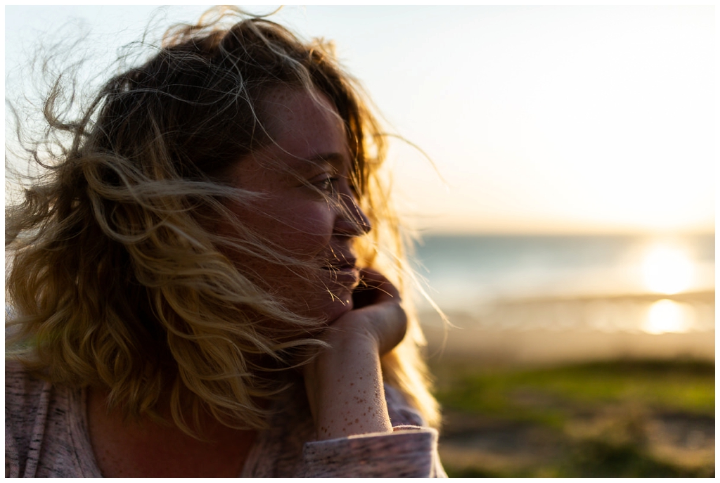 portrait femme à la mer, audrey guyon photographe en normandie