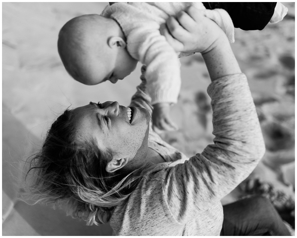 maman qui joue avec son bébé