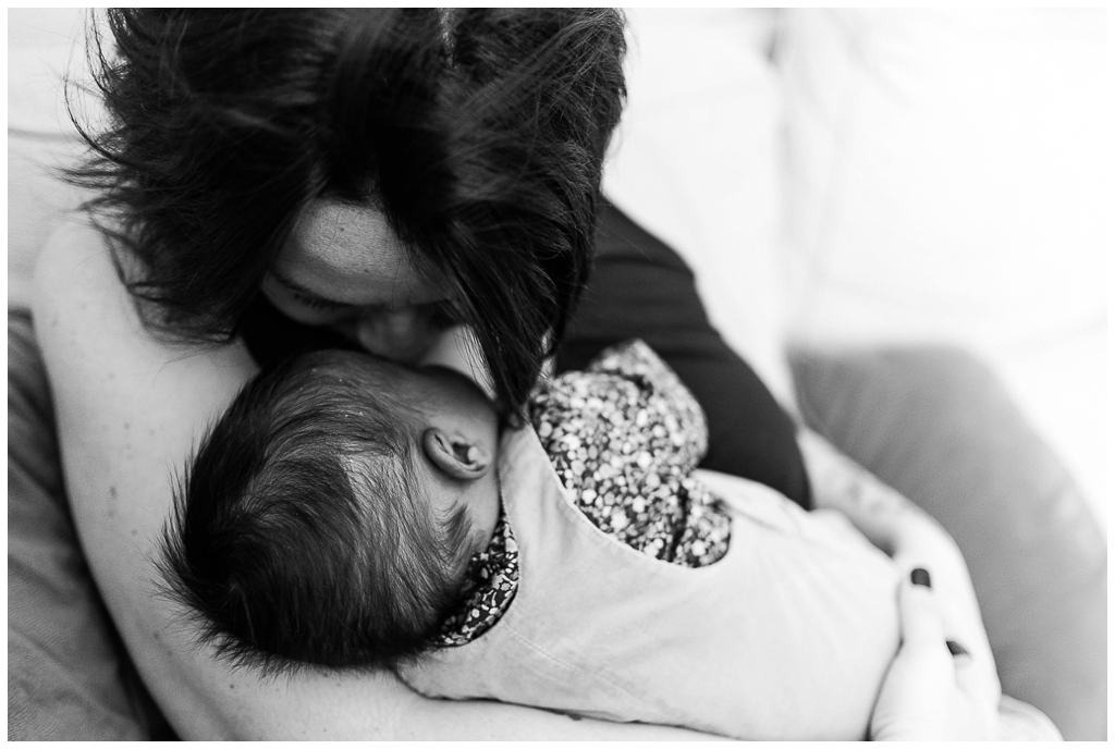 maman qui embrasse son bébé, photographe nouveau né calvados